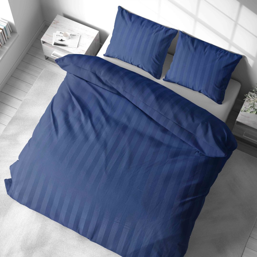 Bettwäsche set "Dark Blue Stripes". Bettwäsche 135x200, 140x200 cm, 150x200 cm, 160x200 cm, 180x200 cm, 200x200 cm, 200x220 cm. Elegantes und stilvolles dunkelblaues bettwäscheset mit klassischem streifenmuster, perfekt für eine raffinierte schlafzimmeratmosphäre.