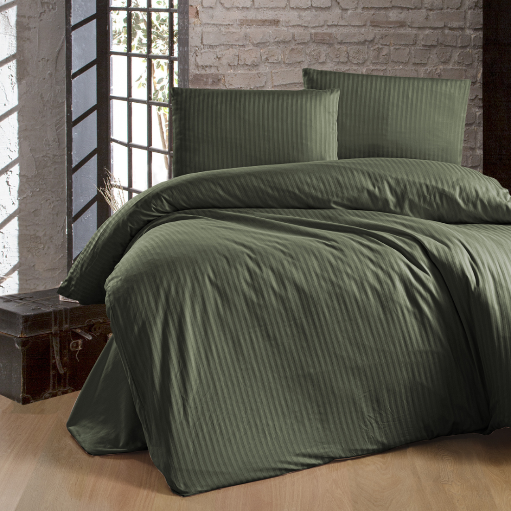 Premium satin bettwäsche set "Dark Green Stripe". Bettwäsche aus Satin, 135/140x200 cm, 200x200 cm, 200x220 cm. Dunkelgrünes bettwäscheset mit elegantem, linearem muster für einen raffinierten look.