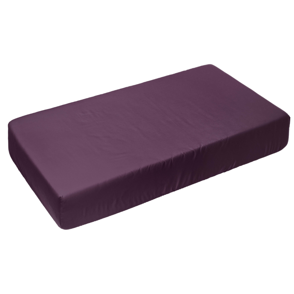 Satin Bettlaken „Plum glow“. Bettlaken ohne gummizug, 150x220 cm, 180x220 cm, 200x220 cm, 150x260 cm, 220x260 cm. Bettlaken in pflaumenfarbe, das ihrer schlafzimmerdekoration eine mutige, luxuriöse note verleiht.