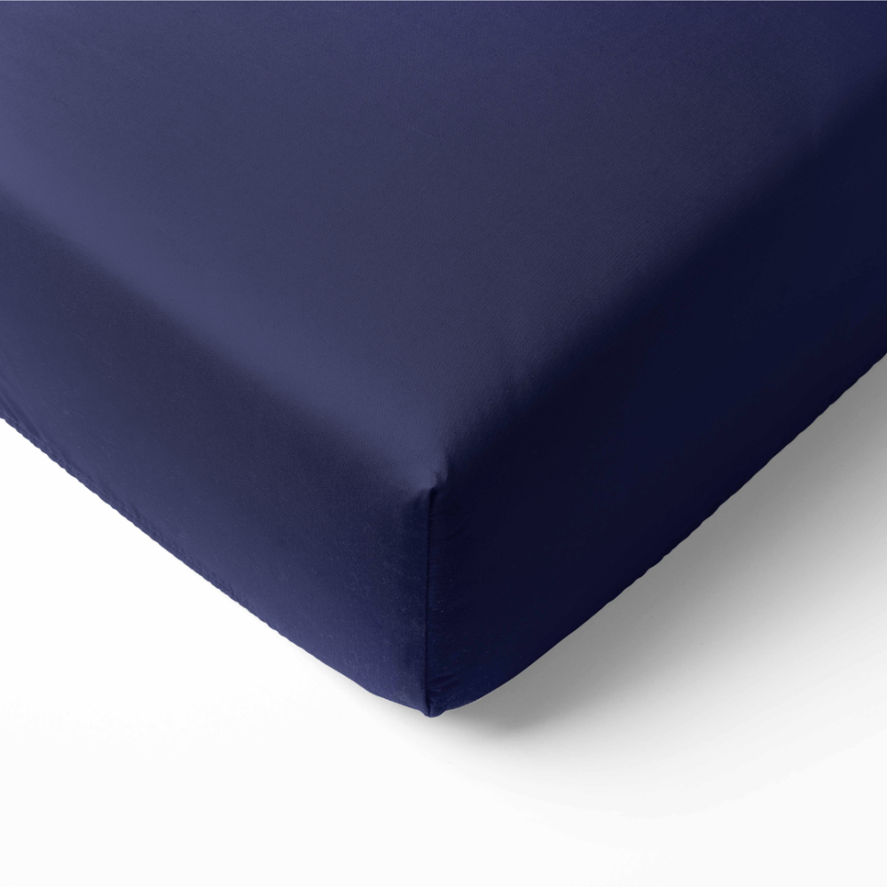 Satin Spannbettlaken „Blue glow“. Spannbettlaken, 80x200 cm, 90x200 cm, 120x200 cm, 140x200 cm, 160x200 cm, 180x200 cm. Elegantes dunkelblaues bettlaken, perfekt, um eine ruhige und stilvolle schlafumgebung zu schaffen.