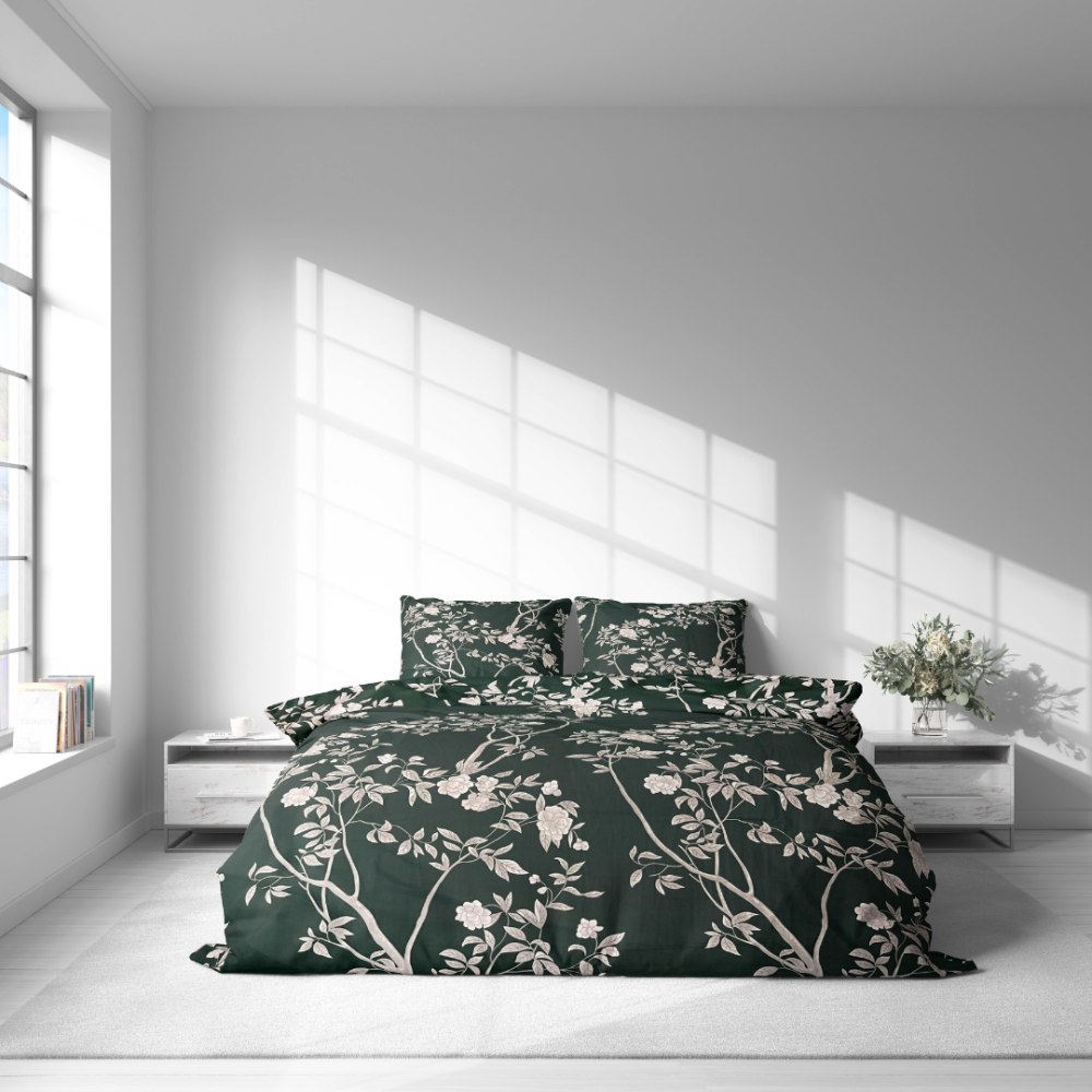 Premium satin bettwäsche set "Blooming Forest". Bettwäsche aus Satin, 135/140x200 cm, 155/160x200 cm, 200x200 cm, 200x220 cm. Dunkelgrünes bettwäscheset mit verschlungenen ästen und zarten blüten, die jedem schlafzimmer einen hauch von natur verleihen.