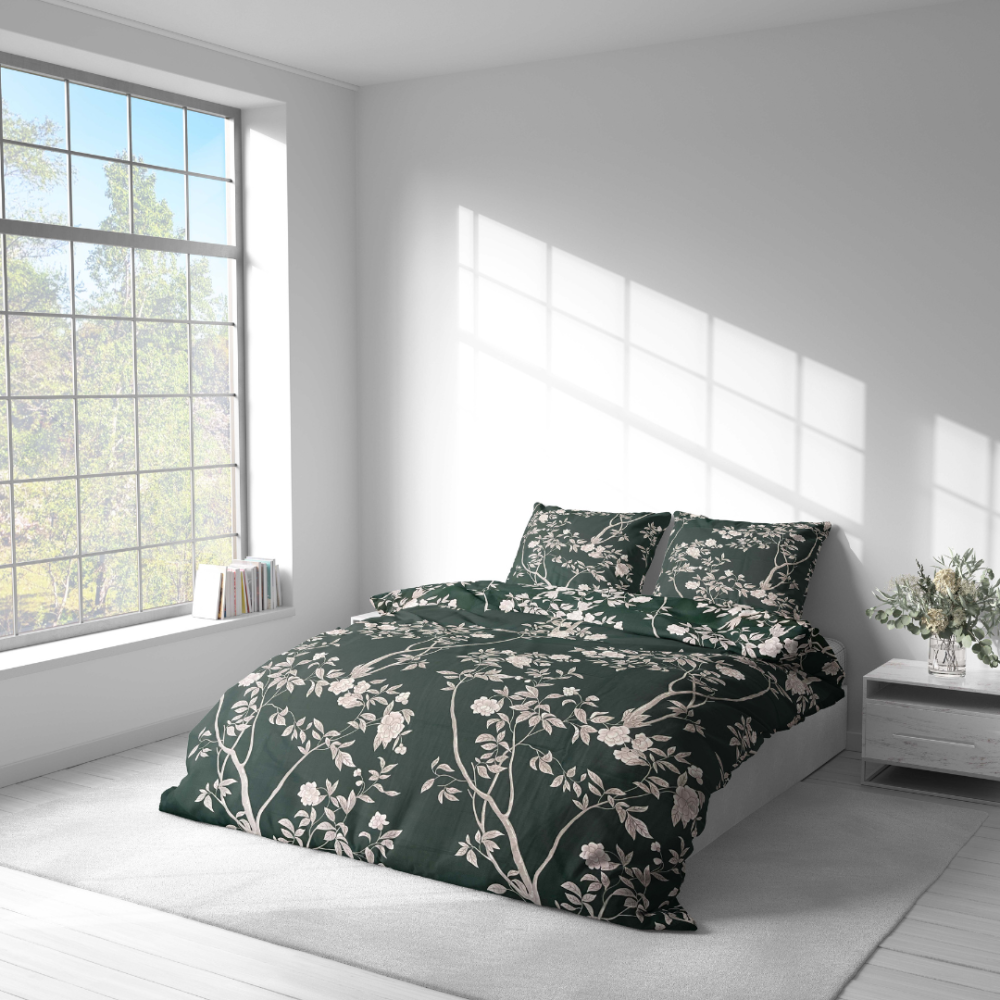 Premium satin bettwäsche set "Blooming Forest". Bettwäsche aus Satin, 135/140x200 cm, 155/160x200 cm, 200x200 cm, 200x220 cm. Bettwäsche-set in sattem dunkelgrün mit baumzweigen und verstreuten blüten, die ein elegantes botanisches thema schaffen.