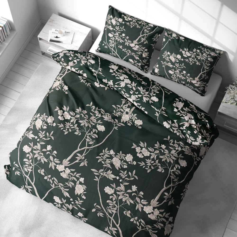 Premium satin bettwäsche set "Blooming Forest". Bettwäsche aus Satin, 135/140x200 cm, 155/160x200 cm, 200x200 cm, 200x220 cm. Üppiges dunkelgrünes bettwäscheset mit blühenden zweigen, die eine friedliche, von der natur inspirierte stimmung mit sanften floralen akzenten schaffen.