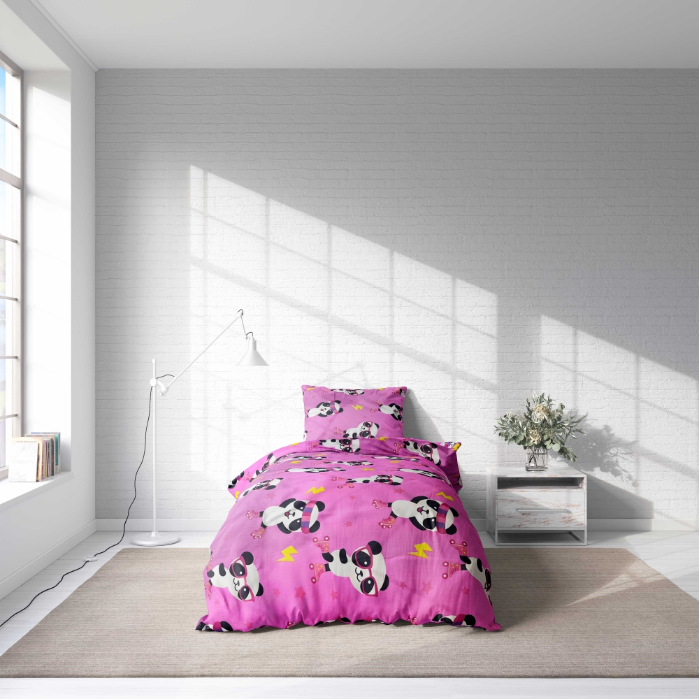 Kinderbettwäsche set "Panda Pink". Kinderbettwäsche, 135/140x200 cm. Verspielte hellrosa bettwäsche mit rollschuh fahrenden pandas, rosa sternen und gelben blitzen.